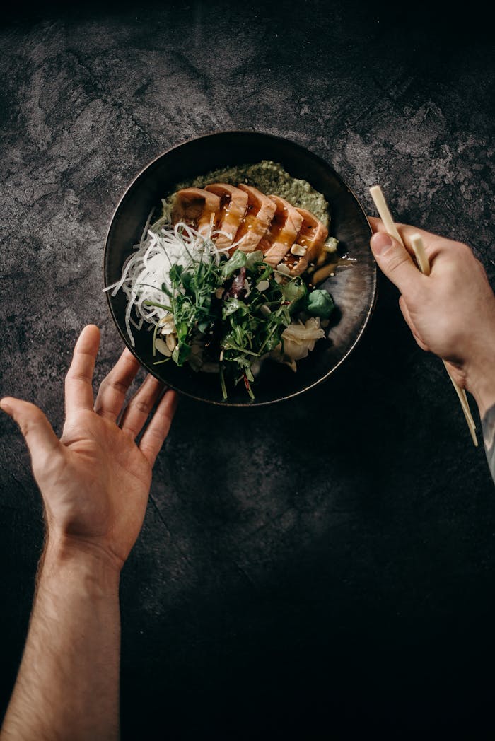 수원 어느 골목의 따뜻한 불빛 아래서, 한 접시가 남긴 잔상들 A delicious Asian salmon dish with greens and noodles, captured in a flat lay style.